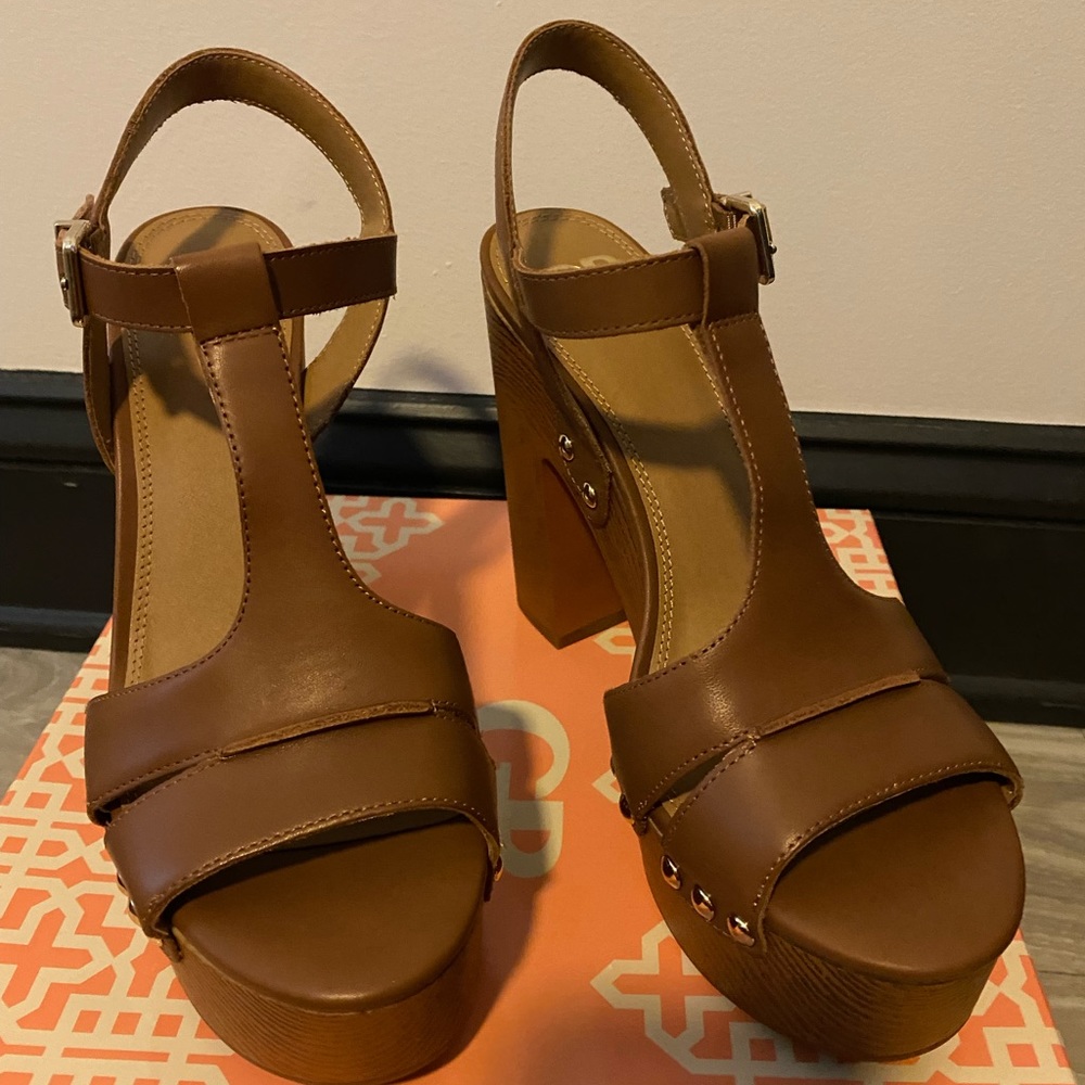 Gianni Bini Heels. Never worn. Brown, size 8M